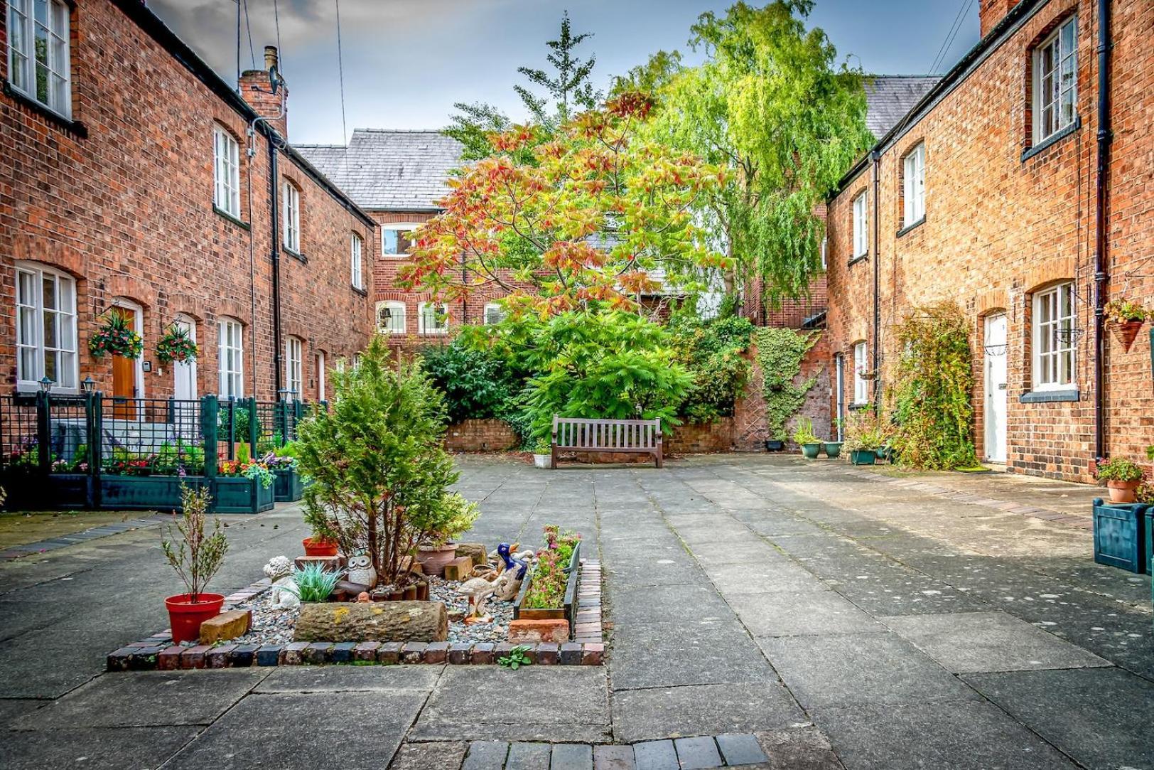 Gamul Place - Quiet City Centre Chester Bagian luar foto